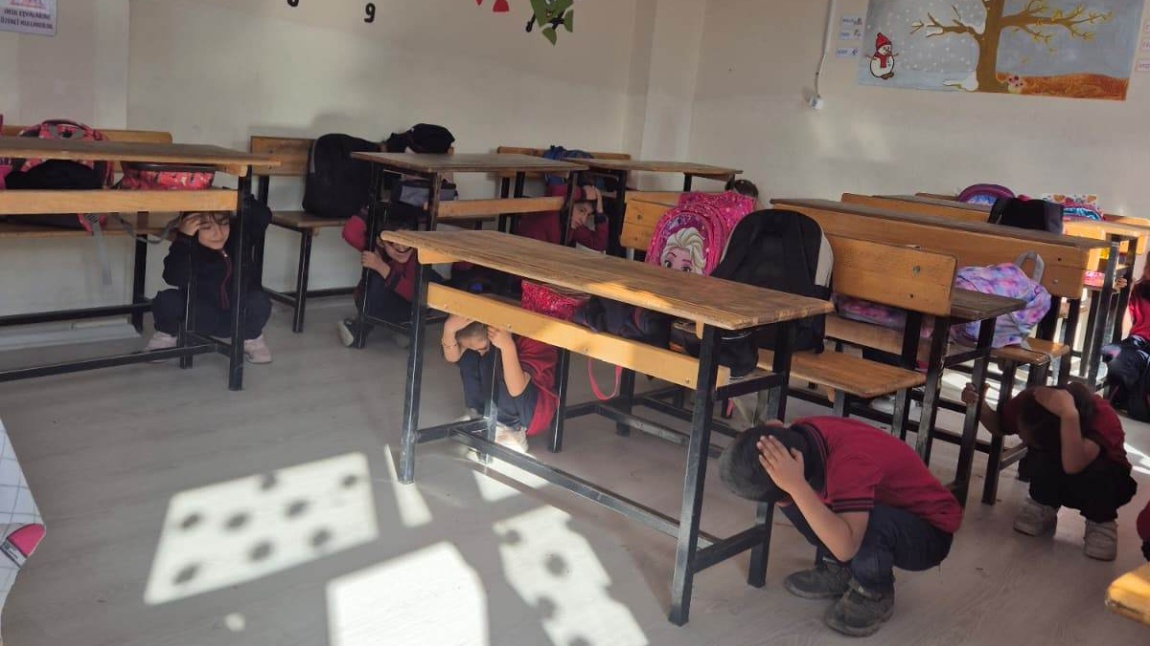 Yemişen İlkokulunda tüm öğrencilerimiz , öğretmenlerimiz ve çalışanlarımızın katılımıyla